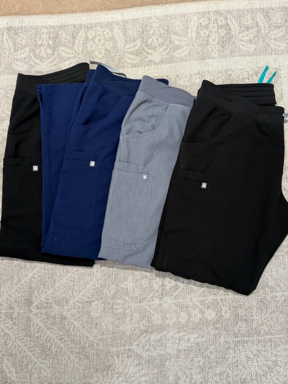FIGS women’s Scrub pants set of 4 size XL